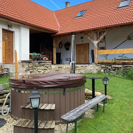 Statek Děravá Bota Apartamento Benesov nad Cernou